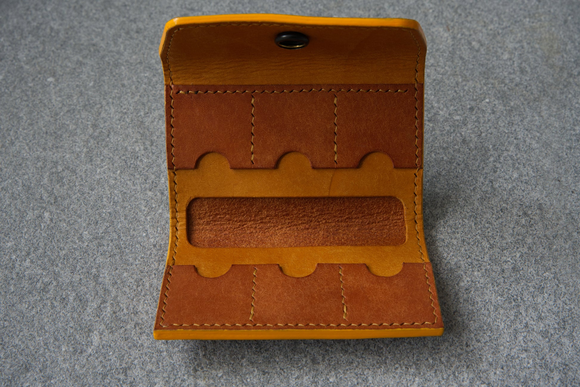 Memory mate - SD card holder in the yellow (Napoli) and orange (Olmo) variant in its open form.